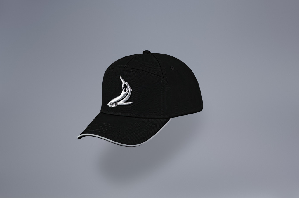 Черная бейсболка с серыми элементами