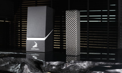 Ваза в форме квадратной призмы MONOLITH